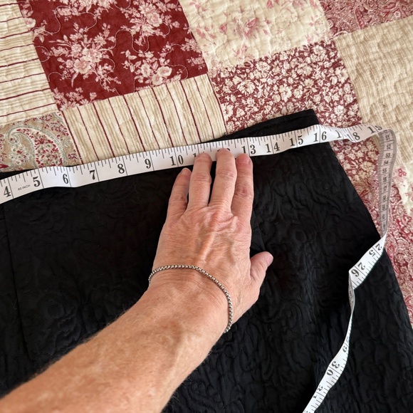 Louben skirt, size 10, black, embossed fabric, very elegant - Picture 5 of 5